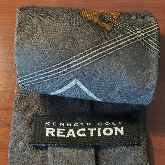 Kenneth Cole Men's Silk Tie - Picture 2 of 4